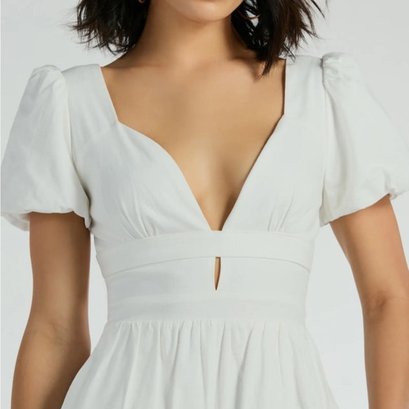 New Katie Kane One Take Puff Sleeve V-Neck
Linen Romper - Picture 4 of 5